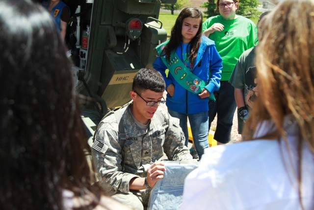 Girl Scouts, Soldiers trade cookies for new merit badges