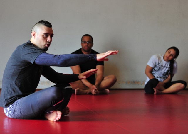 UFC 'Outlaw' grapples with KMC personnel in Ramstein 'combatives' session