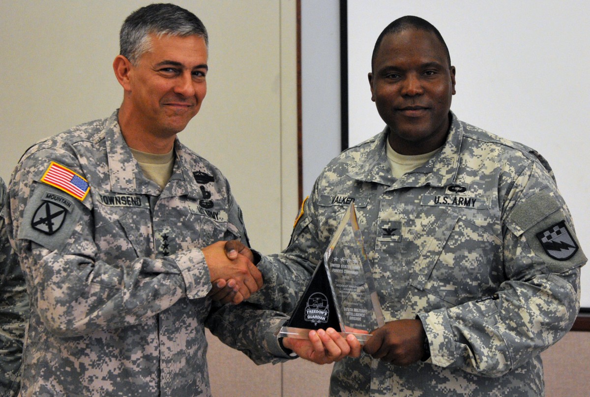 XXVIII Airborne Corps Commanding General visits the 525th MI BDE ...