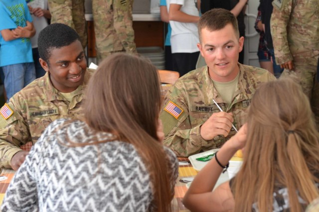 Soldiers host Polish students for an afternoon of exploration