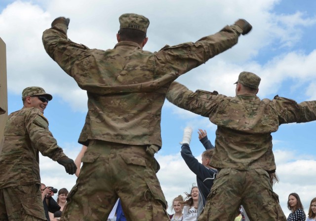 Soldiers host Polish students for an afternoon of exploration