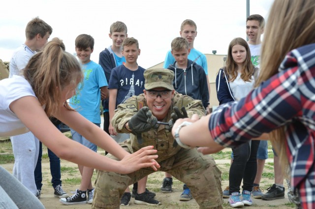 Soldiers host Polish students for an afternoon of exploration