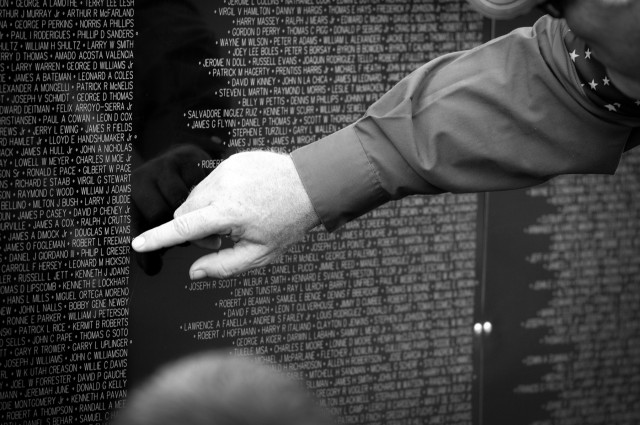 Traveling Vietnam Veterans Memorial Wall arrives to Chicago suburb