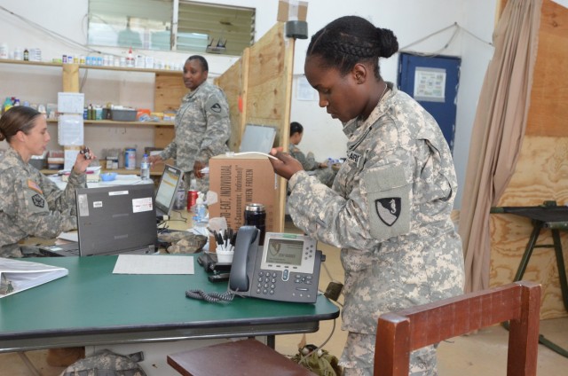 Soldier provides signal support for OUA