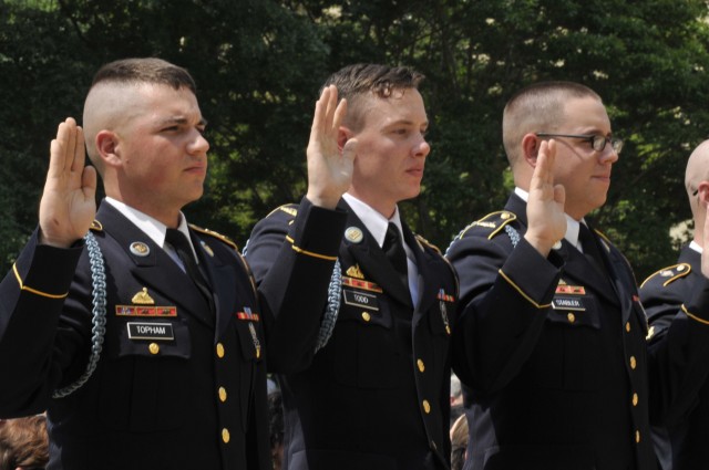 Old Guard Soldiers add icing on the cake by re-enlisting at Pentagon Army Birthday celebration