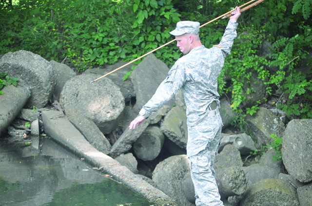 Soldiers train with Native American tools