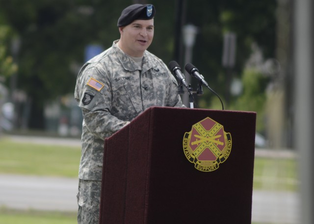 Post welcomes new garrison commander: Dellinger transfers command to Salome