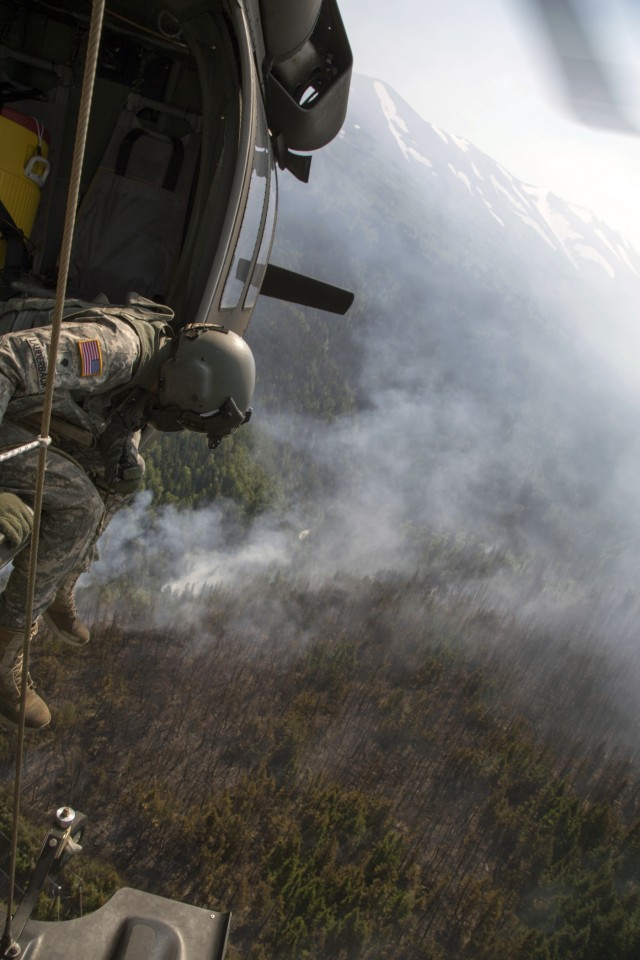 Alaska Army National Guard Black Hawk crews help fight Alaska fires