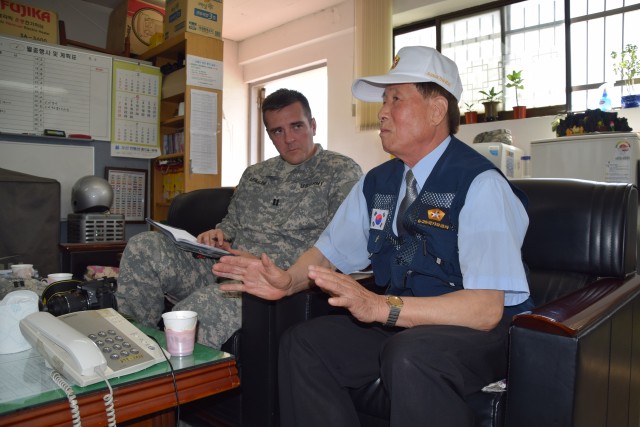 A Korean War vet shares rememberances with U.S. Army Soldiers