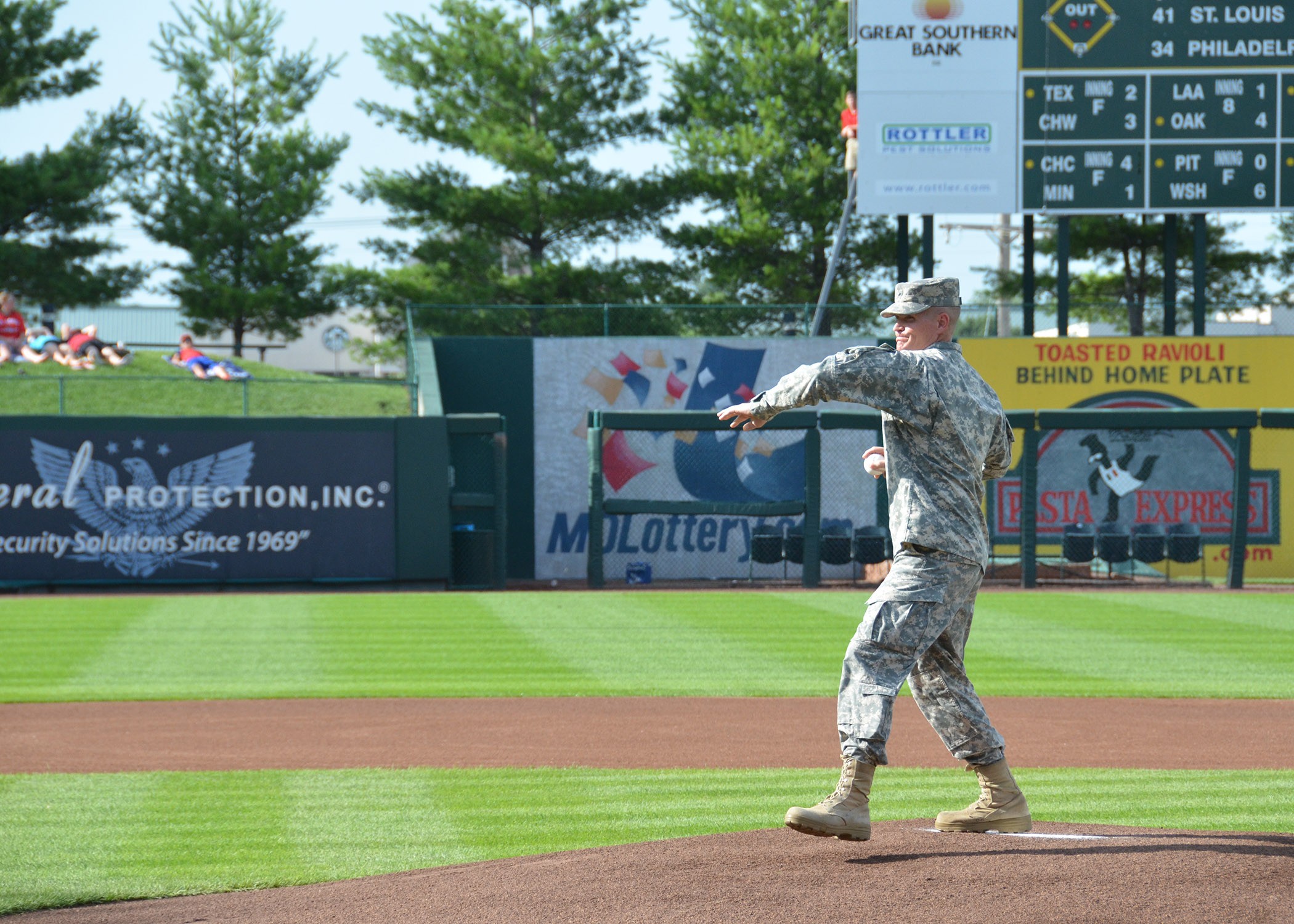 Fort Leonard Wood service members participate in military appreciation  event before Cardinals game Sept. 11, Article