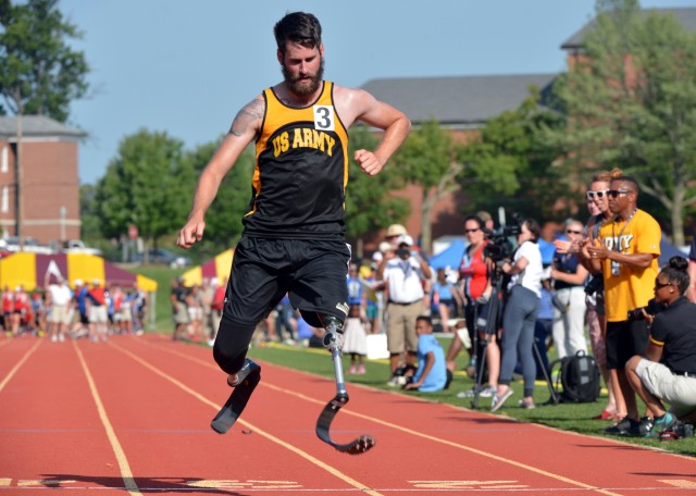 Sgt. Stefan LeRoy runs Warrior Games 100 meters