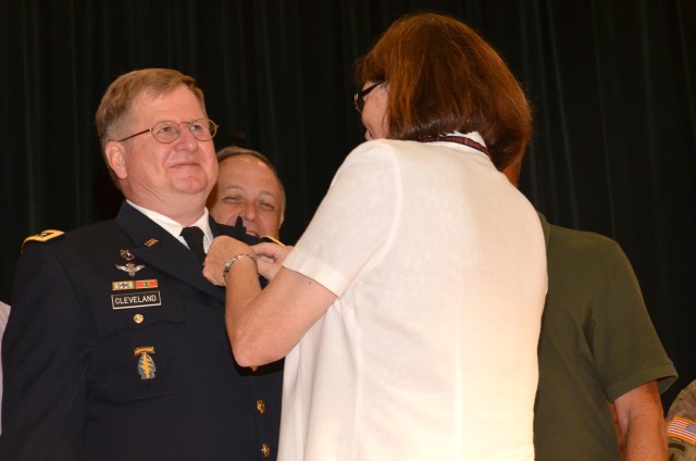 USASOC commanding general retires