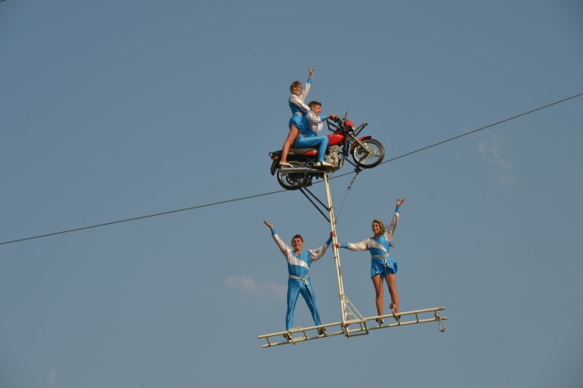 High-wire troupe thrills in Garmisch