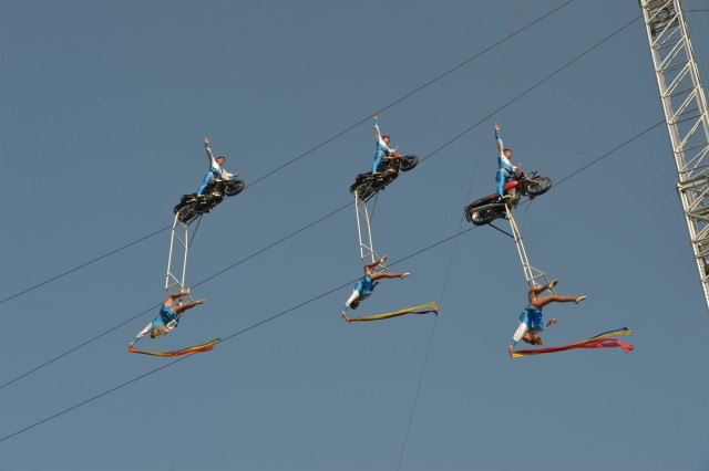 High-wire troupe thrills in Garmisch