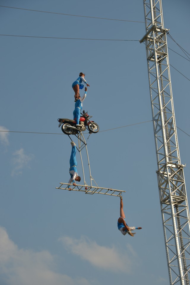 High-wire troupe thrills in Garmisch