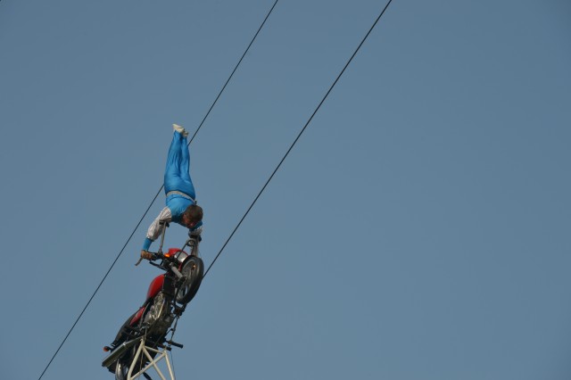 High-wire troupe thrills in Garmisch