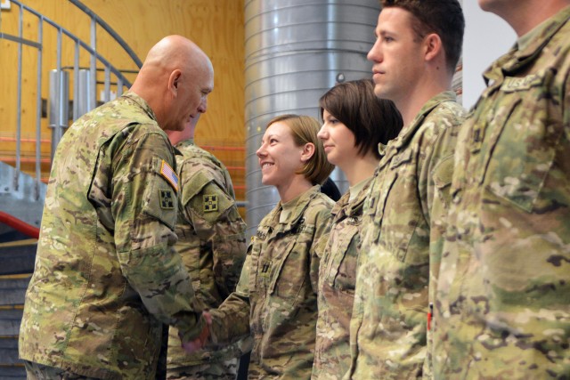 Odierno visits Soldiers in Germany