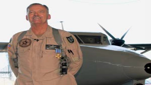 PILOT EARNS DISTINGUISHED FLYING CROSS FOR LANDING PLANE AFTER BEING WOUNDED IN IRAQ ATTACK