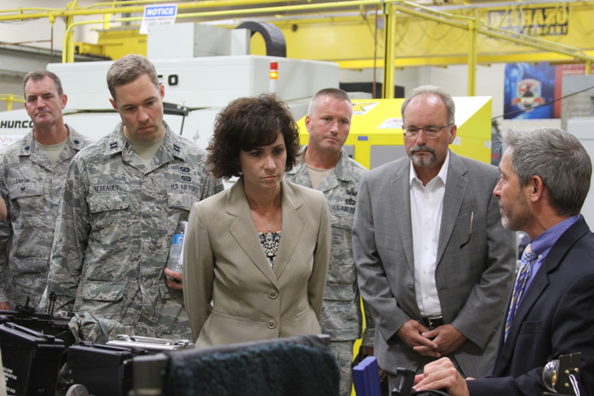 Lynda Rutledge visits Army aviation and missile community | Article ...