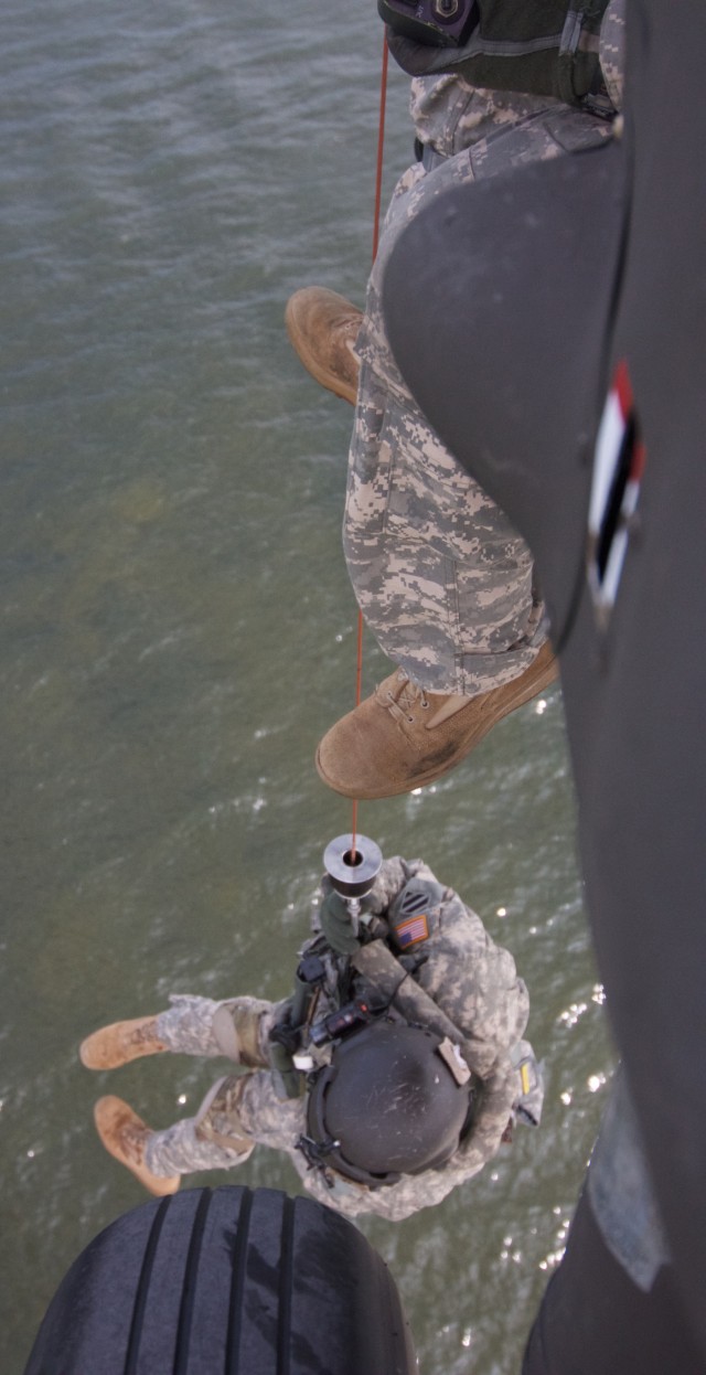 New York Army National Guard aviators train with volunteer firefighters