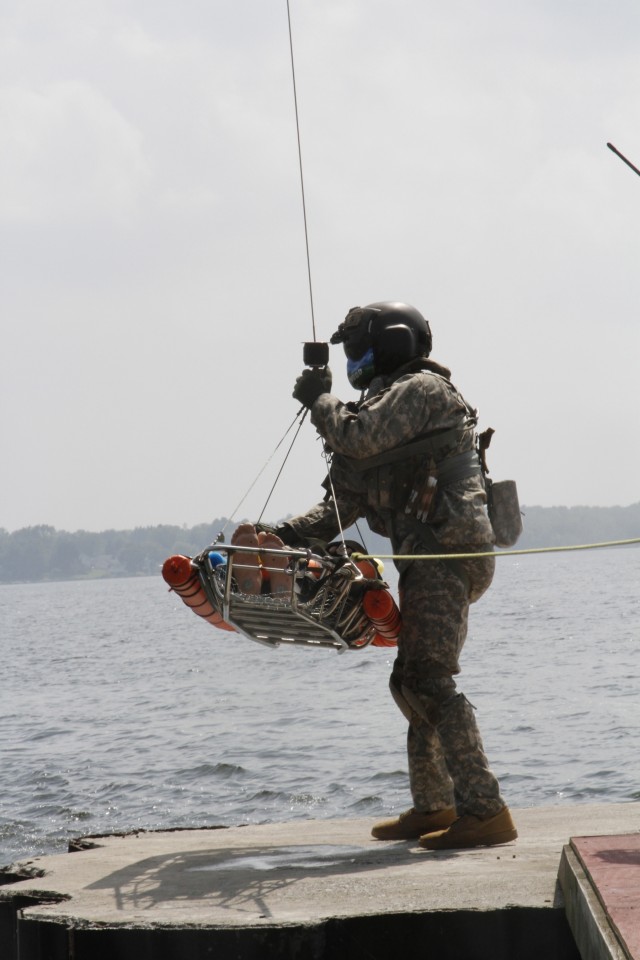 New York Army National Guard aviators train with local firefighters