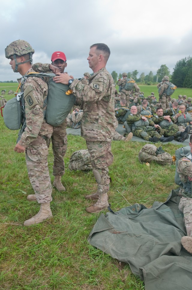 Estonian, US forces receive new jump wings