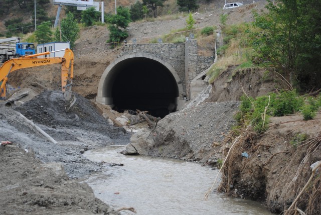 Engineer team inspects damaged Georgian city