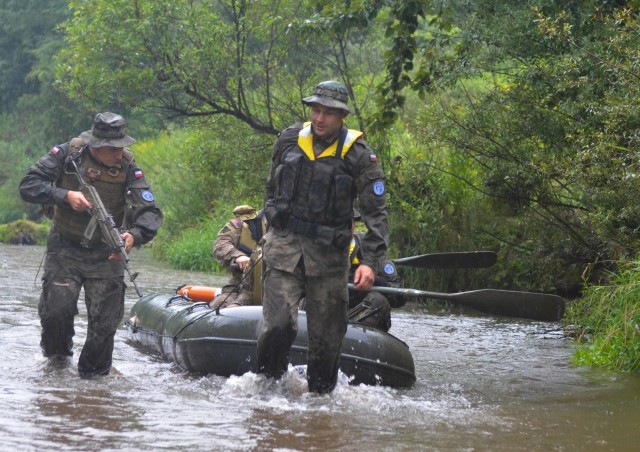 US, Polish Soldiers take to water for training