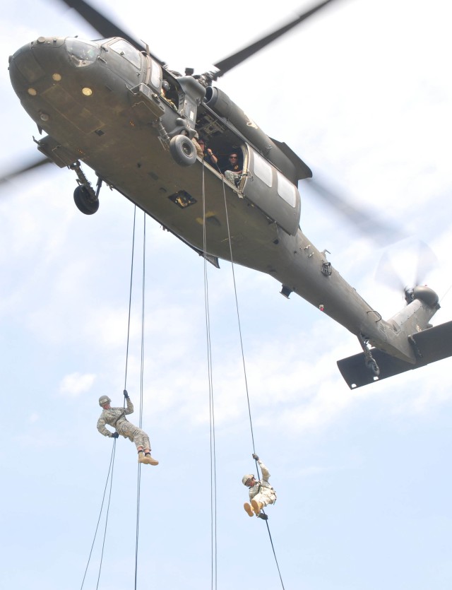 82nd CAB aviators support air assault training