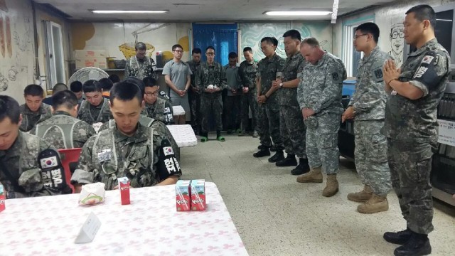 Soul food: Chaplains and Soldiers bond over burgers