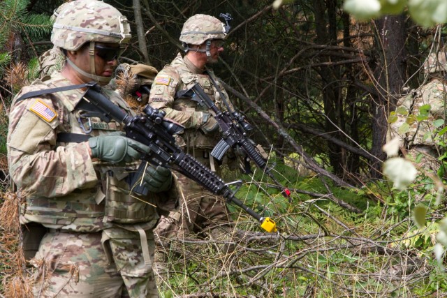 Paratroopers conduct live-fire exercise in Ukraine