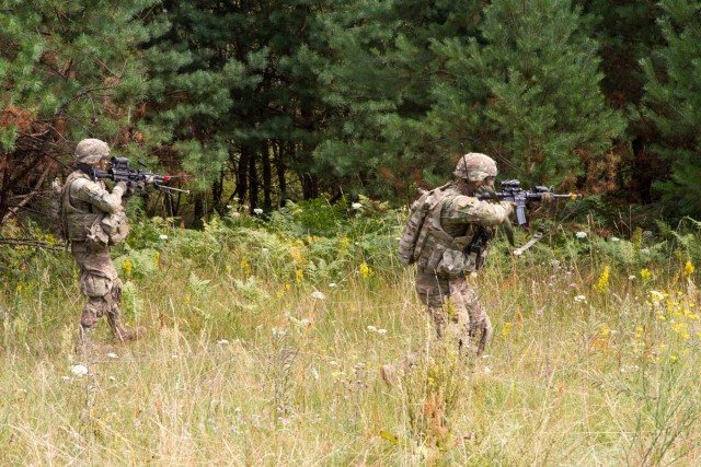 Paratroopers conduct live-fire exercise in Ukraine