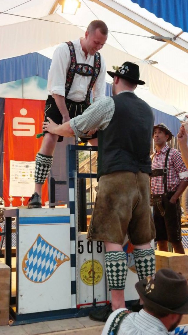 U.S. Army Officer Attempts Bavarian Steinheben Tradition