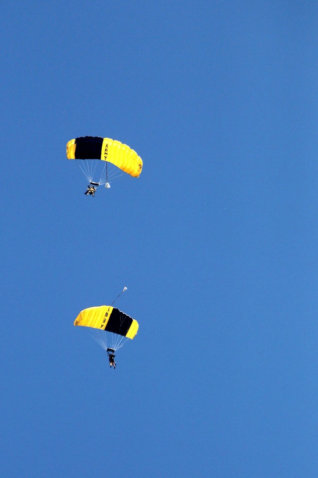 US Army 'Golden Knights' parachute team conduct a Tandem Camp in Chicago