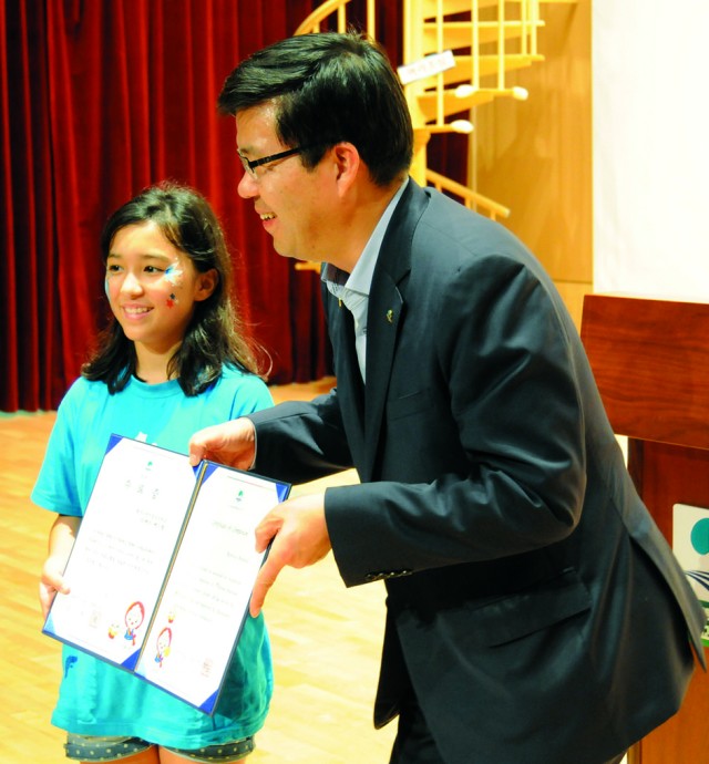 American and Korean children become friends at the Korean-American Joint Summer School