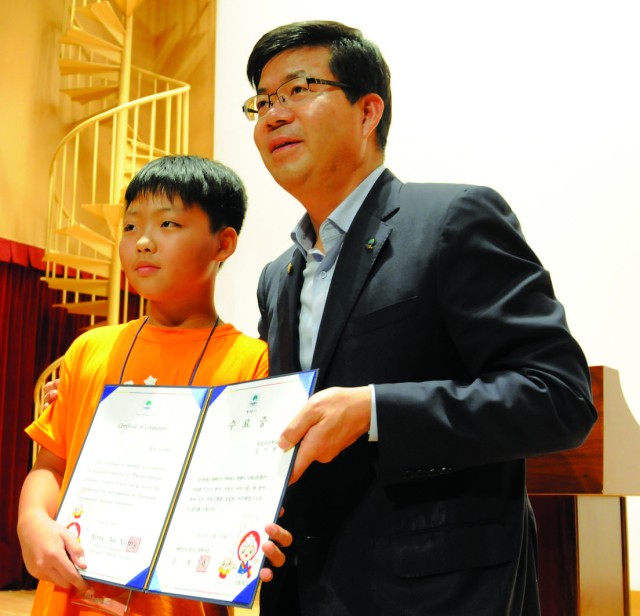 American and Korean children become friends at the Korean-American Joint Summer School