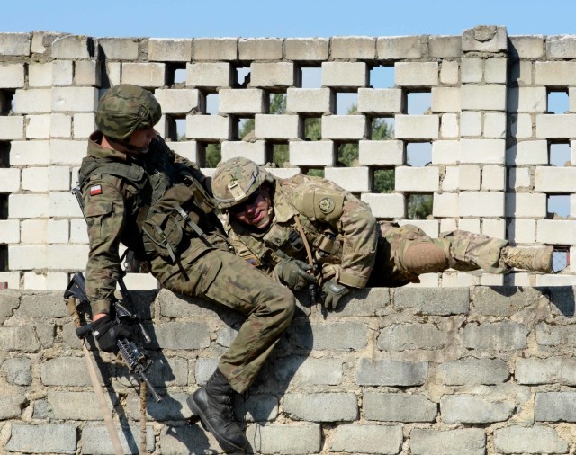 US, Polish Soldiers overcome obstacles together