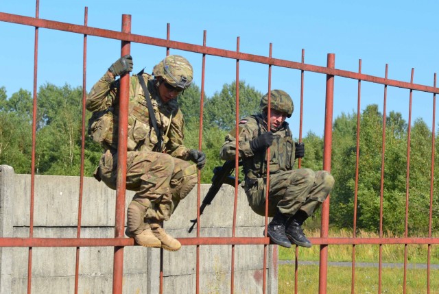 US, Polish Soldiers overcome obstacles together