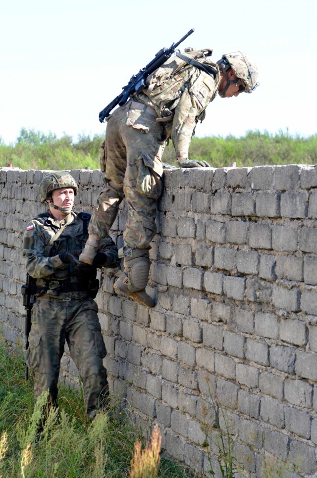 US, Polish Soldiers overcome obstacles together