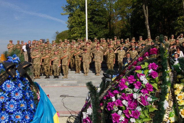 Paratroopers participate in wreath-laying ceremony during Ukrainian Independence