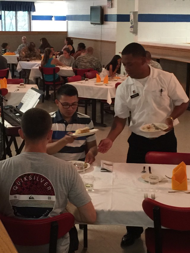 Commando Caf&eacute; chefs turn up the heat, hosts gourmet night