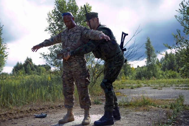 Breaking down barriers: US and Lithuanian forces trade knowledge