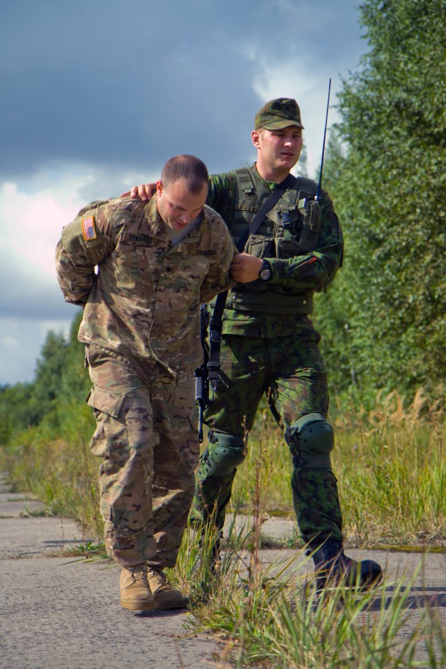 Breaking down barriers: US and Lithuanian forces trade knowledge