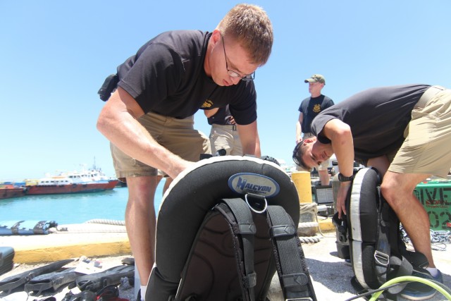 Army divers partner with Coast Guard in support of Saipan recovery