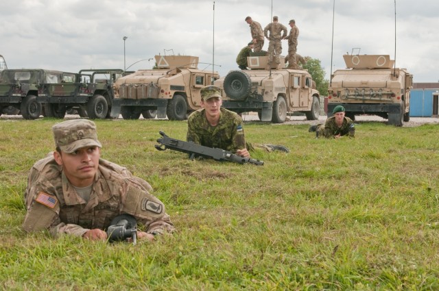 Estonian joins US troops, shoots big guns