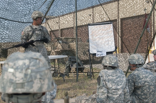 Dailey visits Soldiers in Texas