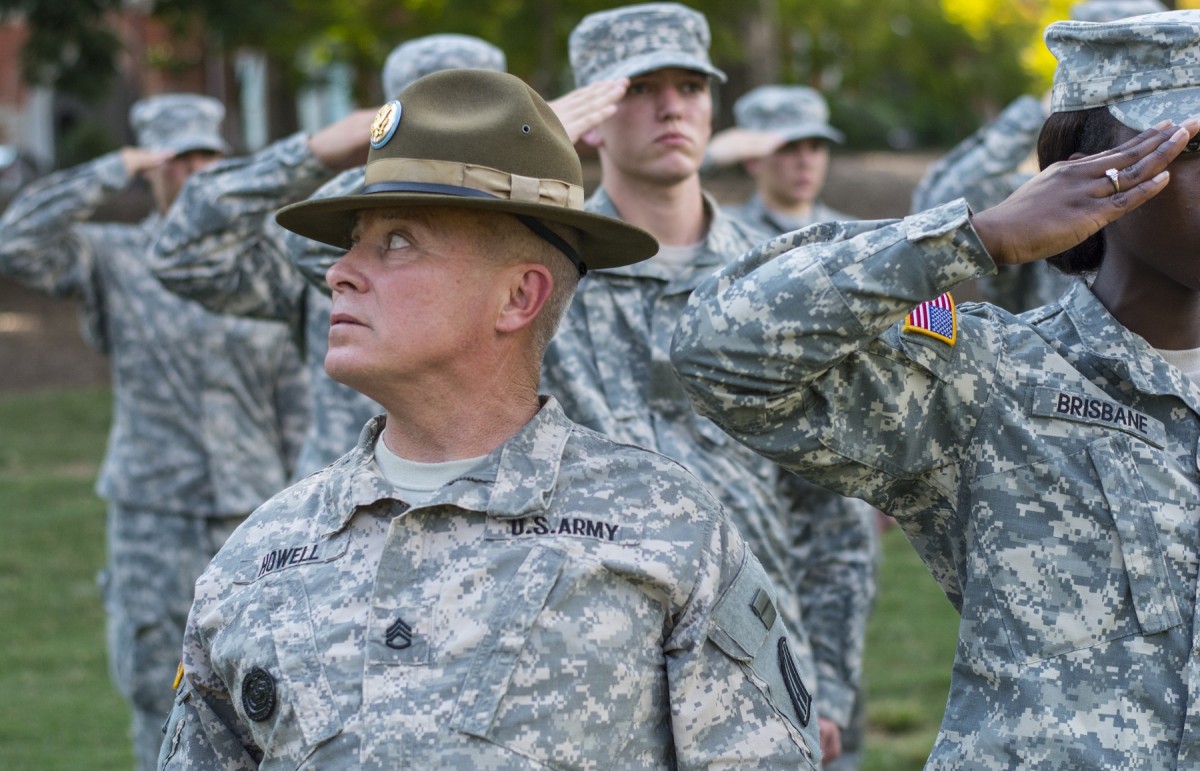 Drill sergeant teaches the salute Article The United States Army