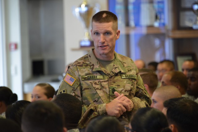 Dailey addresses future leaders in Grafenwoehr