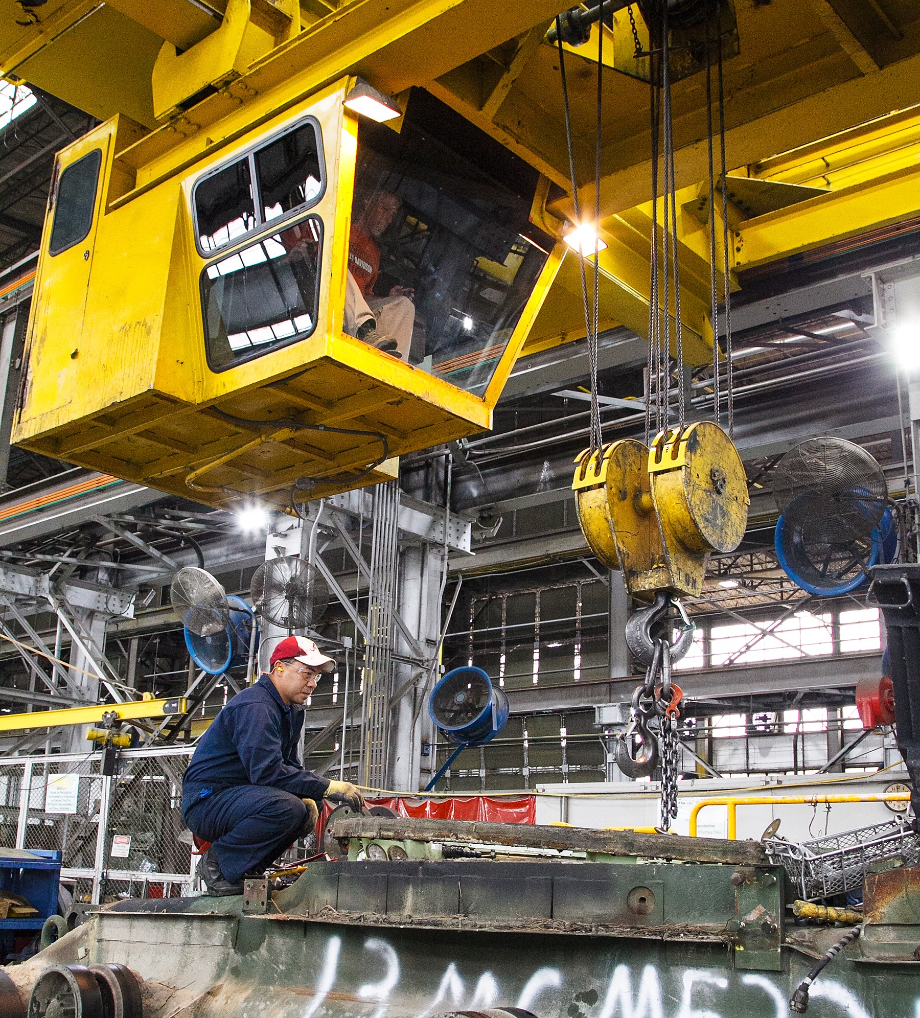 check-equipment-be-aware-when-working-with-overhead-cranes-article