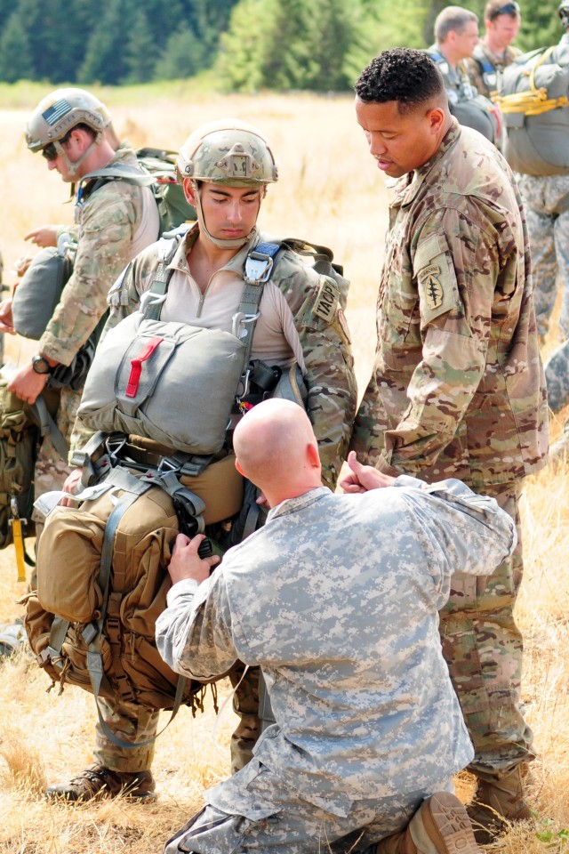 Washington Army and Air Guardsmen join in airborne exercise